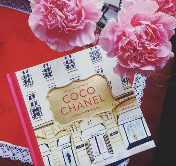 这里有本关于香奈儿的新书，是用插画画出来的