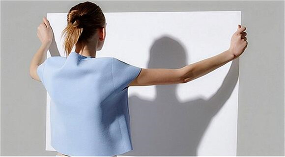 H&M旗下的快时尚服装COS因为太过寡淡而苦恼