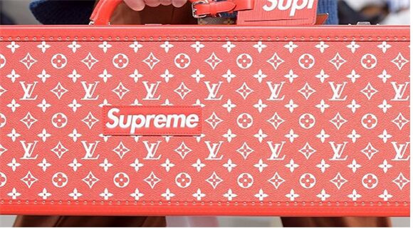 LV果真在男装秀里和Supreme联袂了！不是在开玩笑