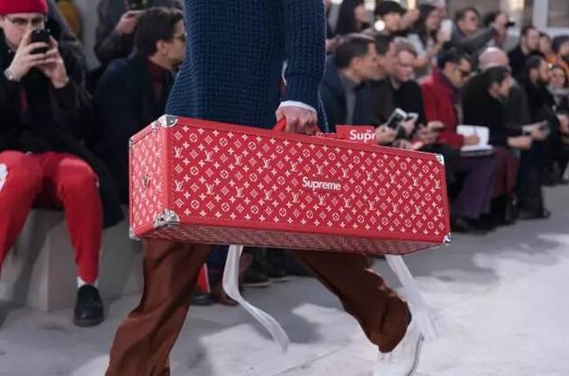 消费者为Supreme大打出手 潮牌生意成赚钱工具