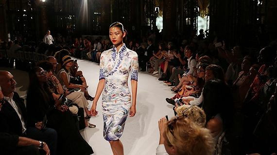 海航在巴黎时装周亮相的新制服 它是如何设计的？