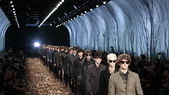 纽约时装周的“宠儿”们逃往巴黎 年轻设计师开始受益