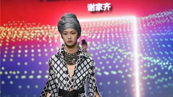 谢家齐“丝路”大秀绽放印花魅力，海量大图呈现新一季秋冬女装面料流行趋势！