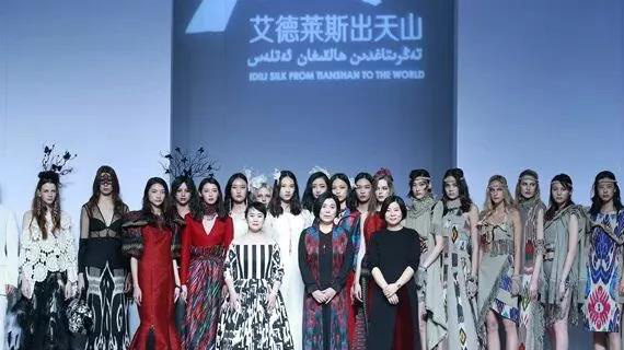 梨城设计师陶陶“带货”亮相中国国际时装周！用线条演绎行走的“艾德莱斯”