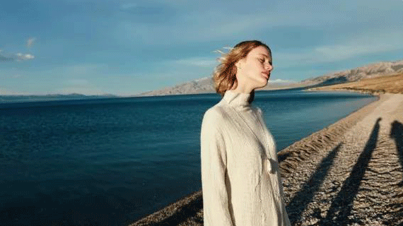 不只是针织羊绒的柔软与温暖，Zenè的背后，还有一个女人的灵性与自由