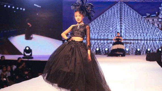 “七彩天使”亮相童装小镇