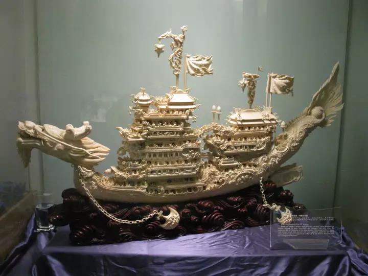 1997年《娱乐升平花舫》被评为广州市工艺美术珍品由广州市博物馆收藏
