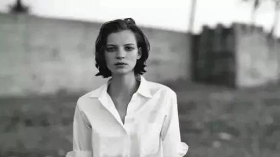 为什么女式衬衫的纽扣在左边？方便你解开！