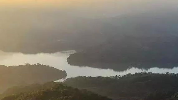 她把旧牛仔裤改造成衣服，带进了时装周