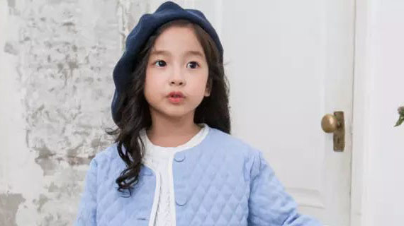 给孩子这样搭件蓝色的衣服 , 简直美呆了！