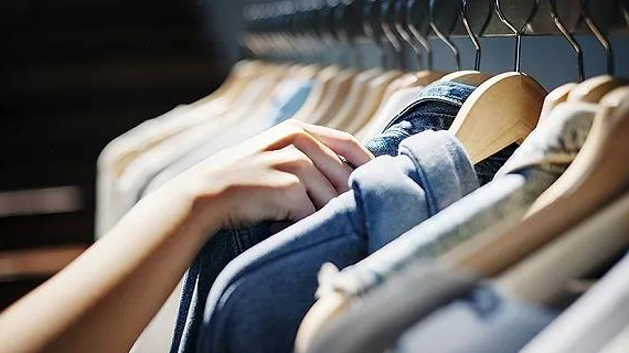优衣库、佐丹奴都在频繁回购增持，品牌服装行业要回暖了吗？