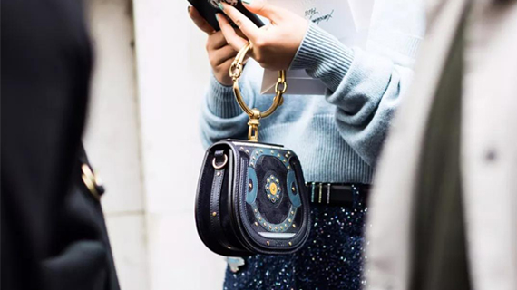 春天穿这个颜色=很贵