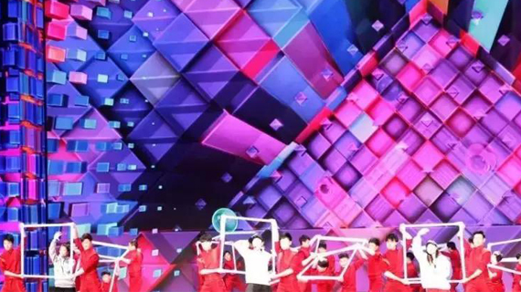 太牛了！今年央视春晚80%的舞台服装面料，都是这个柯桥布老板的！