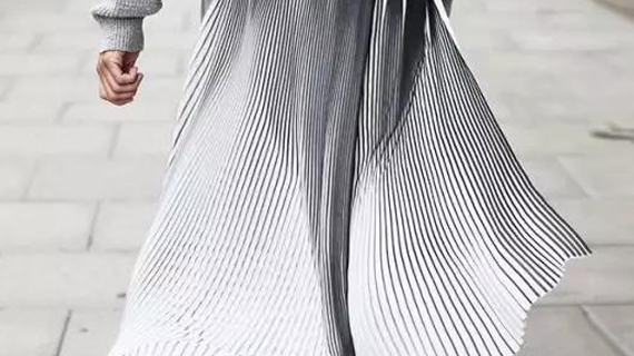 今年开春百褶裙这样穿，美到冒泡！！