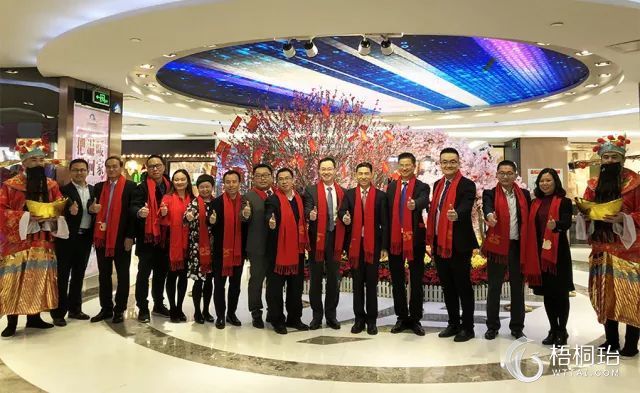 白马开市金狮齐祝贺  货通四海犬年广纳客