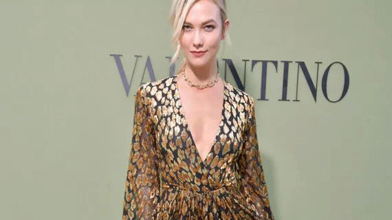 今年的连衣裙被Valentino承包了，花朵图案和帽兜简直美哭！