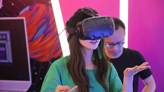 权志龙、EXO、TFBOYS都爱的设计师在韩都衣舍奇妙灵兽节现场