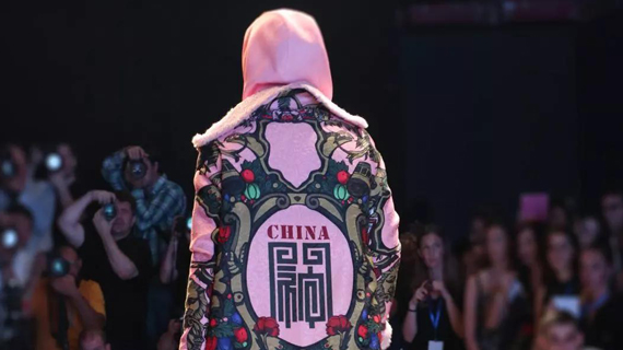 中国“门神”惊艳都灵时装周 ——专访“门神”品牌创始人林进亮