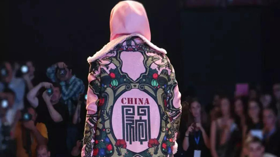 中国十佳时装设计师林进亮、郝佳亮相都灵时装周