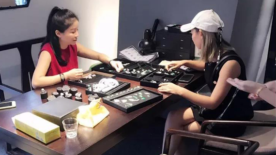 潮南荟赵珺：从服装设计师到翡翠操盘手，四年间她如何化身为珠宝新势力