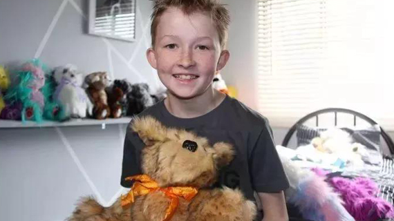 9岁小男孩出纸样亲手缝制了1300只泰迪熊，他是怎样做到的？