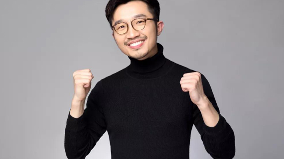 从深漂青年到陈列大Boss。“我其实是屌丝逆袭，最惨的时候还睡过天台”