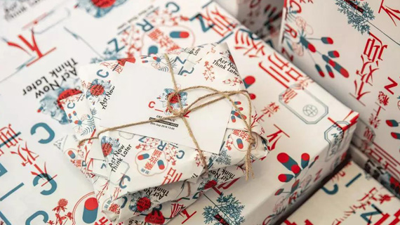 TA在米兰时装周上开了间HOLY HIGH的药妆铺？