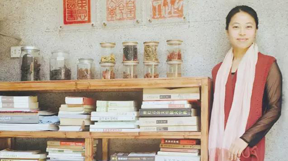 她放弃了设计总监的职位，隐居古村，然后玩起了植物染