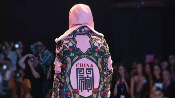 中国十佳时装设计师林进亮、郝佳亮相都灵时装周