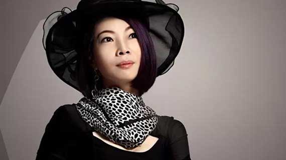 中国设计师傅素琴在巴黎童装周上荣获“国际最具影响力设计师”大奖