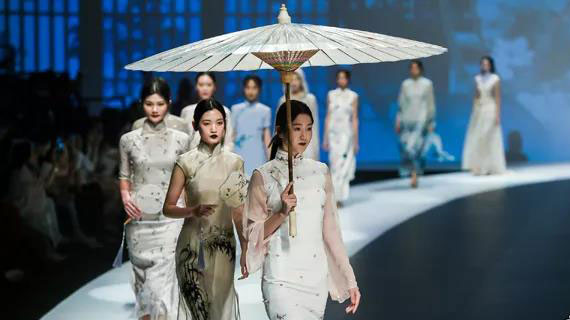 对话丨万物皆可“盘”，为何旗袍不行？