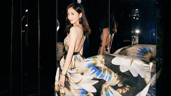 佟丽娅美上热搜的背后：一条用“垃圾”做的裙子，这回扳倒了整个时尚界...