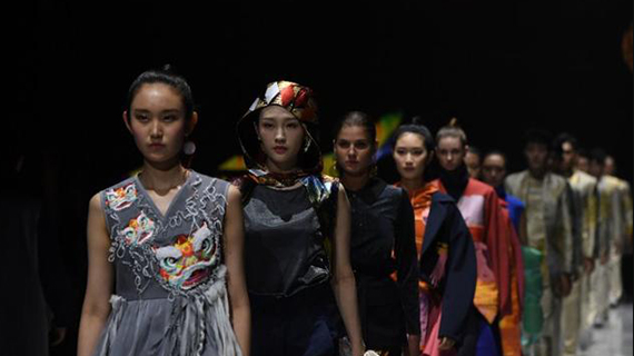 中国河南:国际大学生时装周开幕