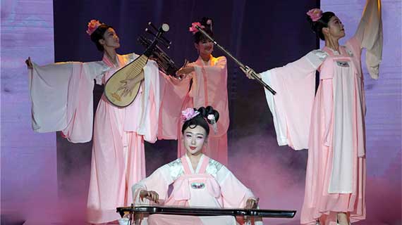 University students rejuvenate ancient Chinese fashion