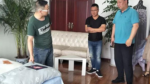 中国纺织工业联合会品牌办副主任屈飞莅临彭州家纺服装产业创意园指导工作