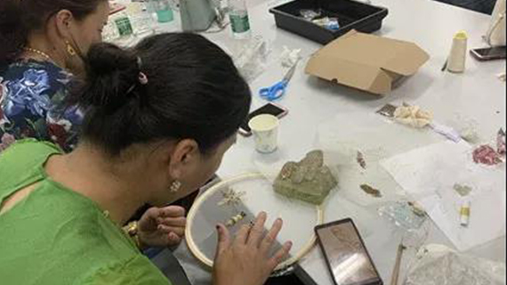 非遗时尚丨实操课程培训进行时：将绚丽多彩的世界绣出来！