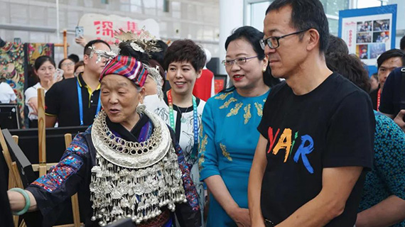 遇见大咖俞敏洪| 这一次，他与74岁的绣娘奶奶，成为了绣梦路上的“中国合伙人”