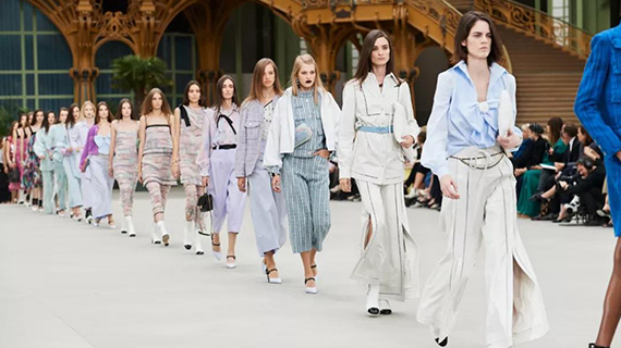 香奈儿延迟原订11月于香港的时装秀；如意旗下SMCP集团完成男装品牌De Fursac收购丨刷着看