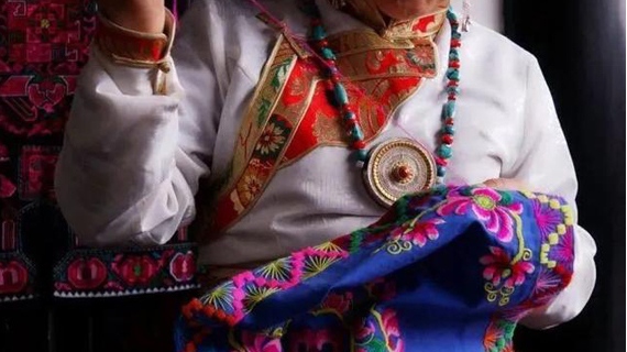 靠一根针“吸金”800万，被爱马仕看上的网红大妈，60岁开启人生巅峰