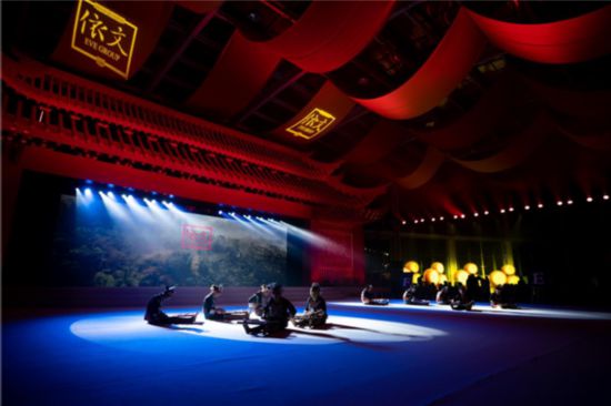 “黎风苗韵·绣梦中国”EVE CINA亮相中国国际时装周 