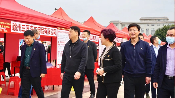 陈阳山书记亲临现场指导春季招聘会工作