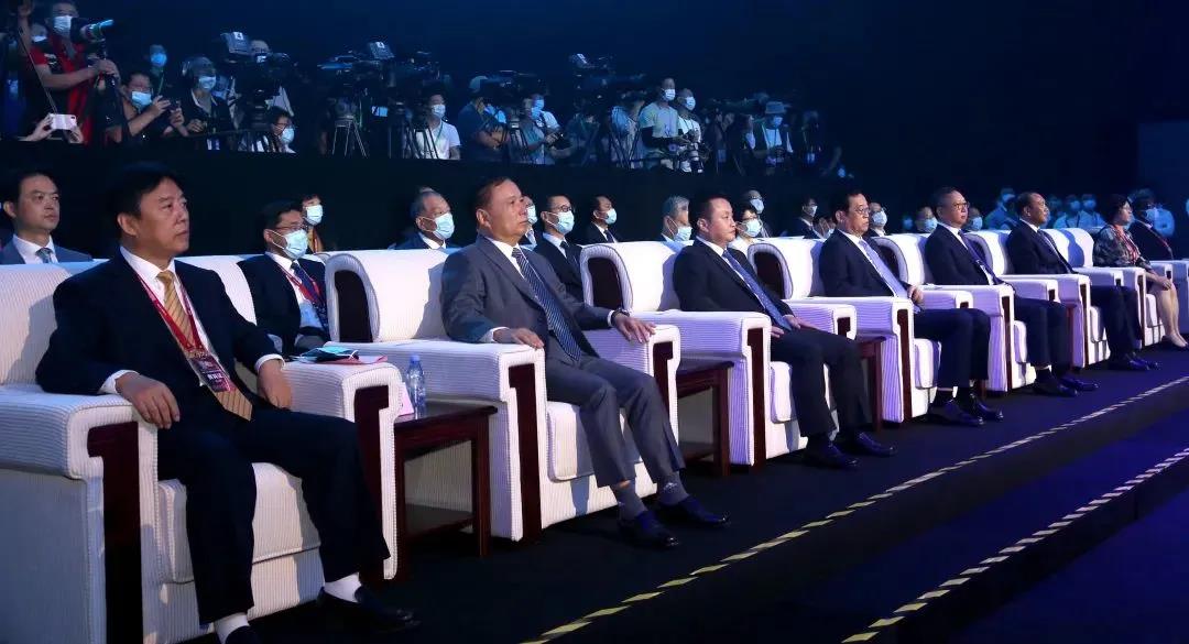 中国国际时装周 ：新潮与复古同台展示，人文风情融入时装。