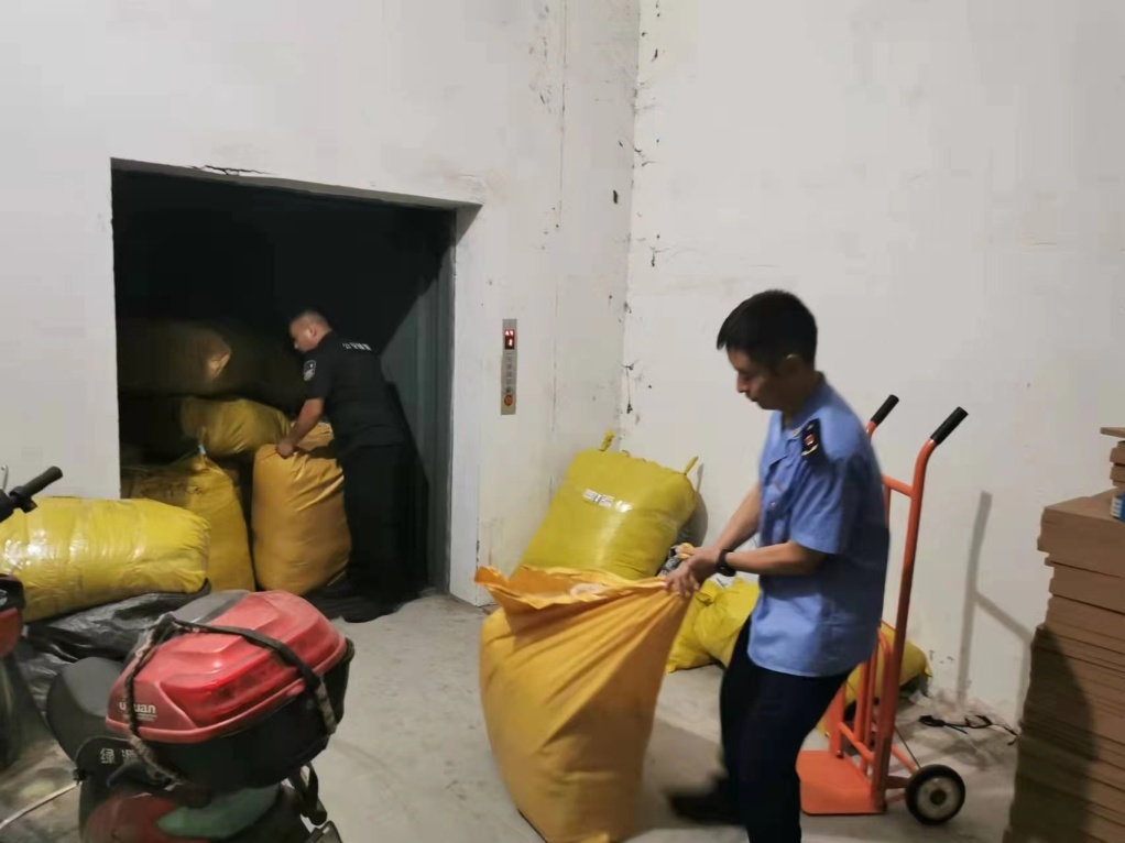 浙江查获特大网络售假案，涉加拿大鹅、北面等品牌服饰，国外品牌羽绒服到底贵在哪？