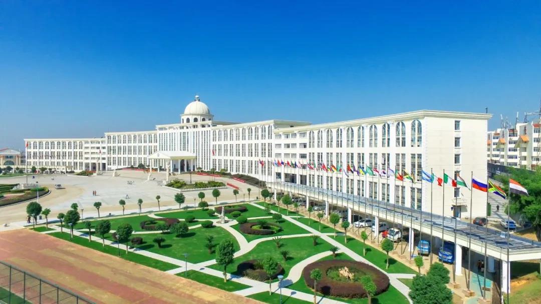 赢家时尚2021上半年收入30.78亿元，连续两年增长超50%。八大品牌均呈现快速增长势头。