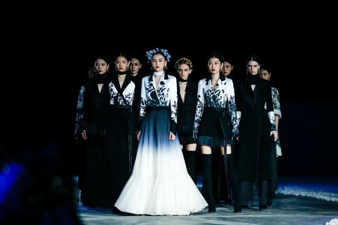 耐克、阿迪达斯两强争霸背后，一家百年老店的「英雄末路」