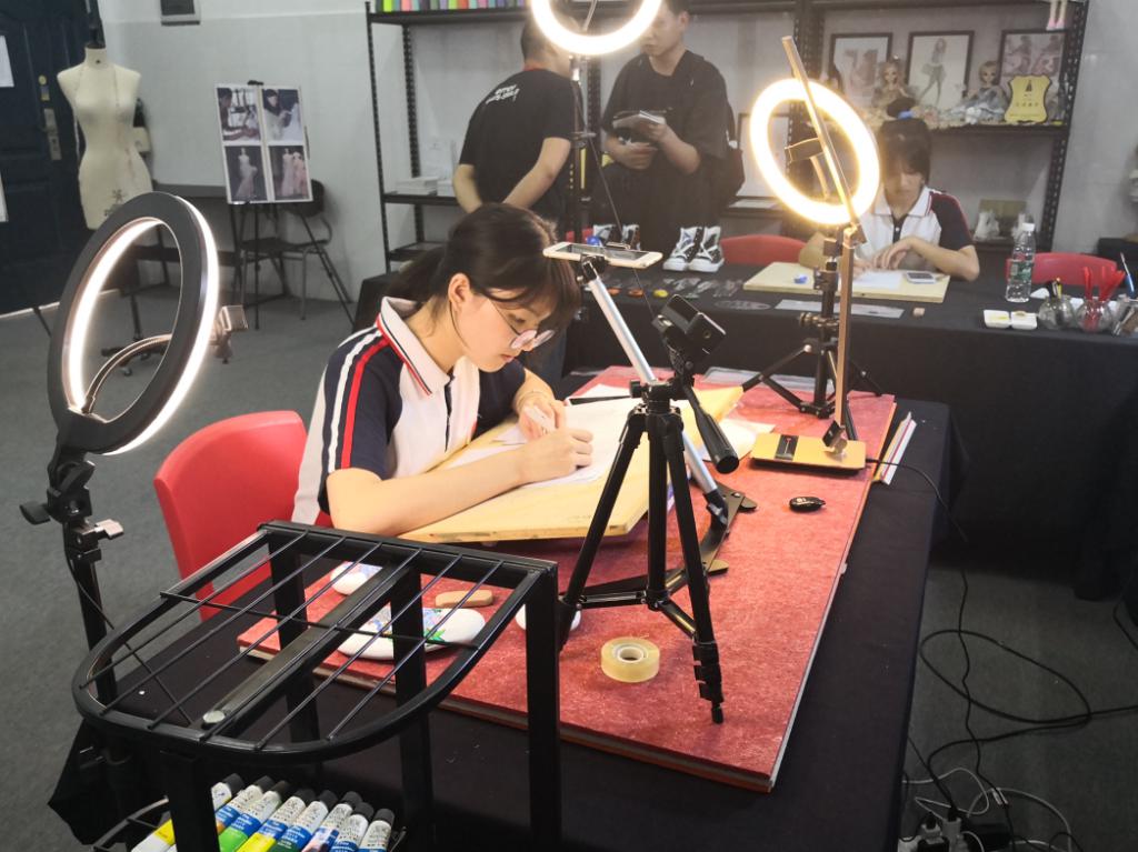 打折行为中的荒诞艺术 丨 Sale On 打折专场 硬核登陆红棉国际时装城