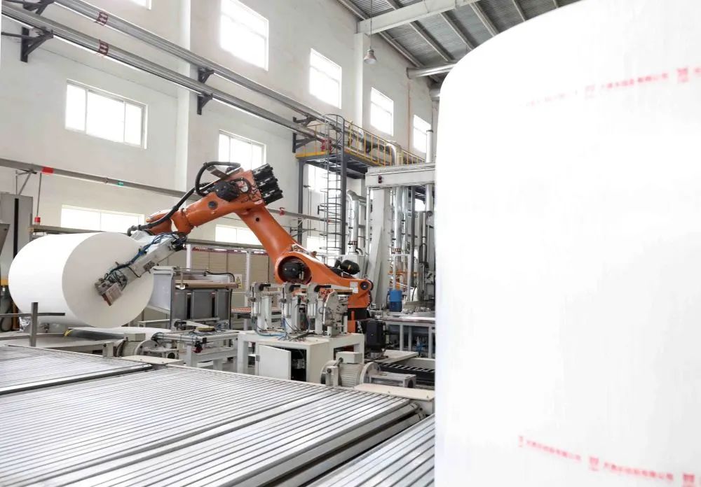 宾利广州·SUN IN SKY第五届发布周 | 香港潮牌V/INDUSTRIES联合秀 - 梧桐台资讯