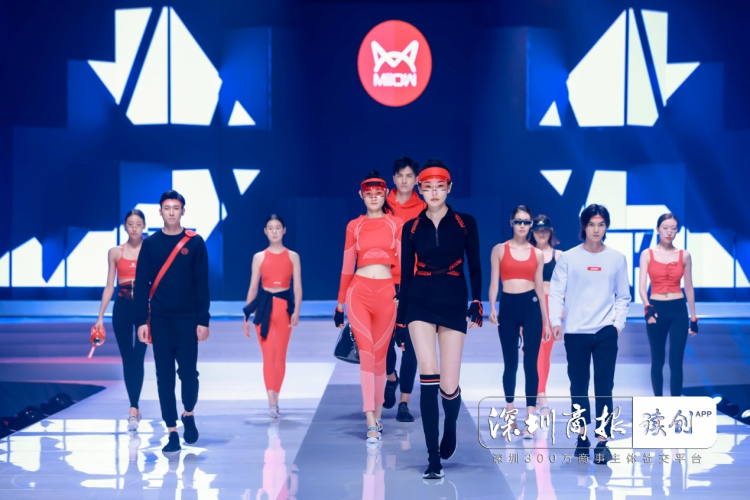 刘雯身穿紫色羽绒服化身旅游博主，网友大呼这颜色不适合她！