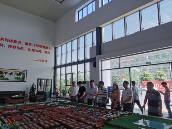 平南县纺织中心副主任龙宪彬接待福建石狮纺织印染协会到园区考察